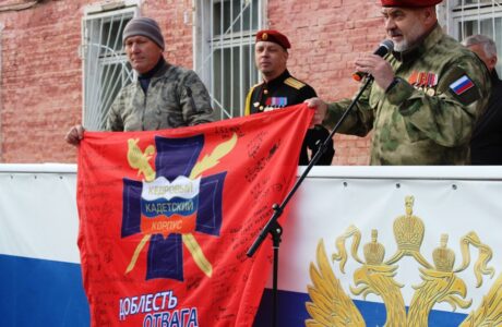 Участники СВО оставили подписи на Знамени Кедрового кадетского корпуса