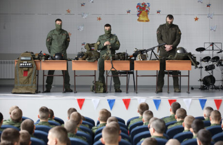 Офицеры СОБР «Зенит» провели урок Мужества для кадет