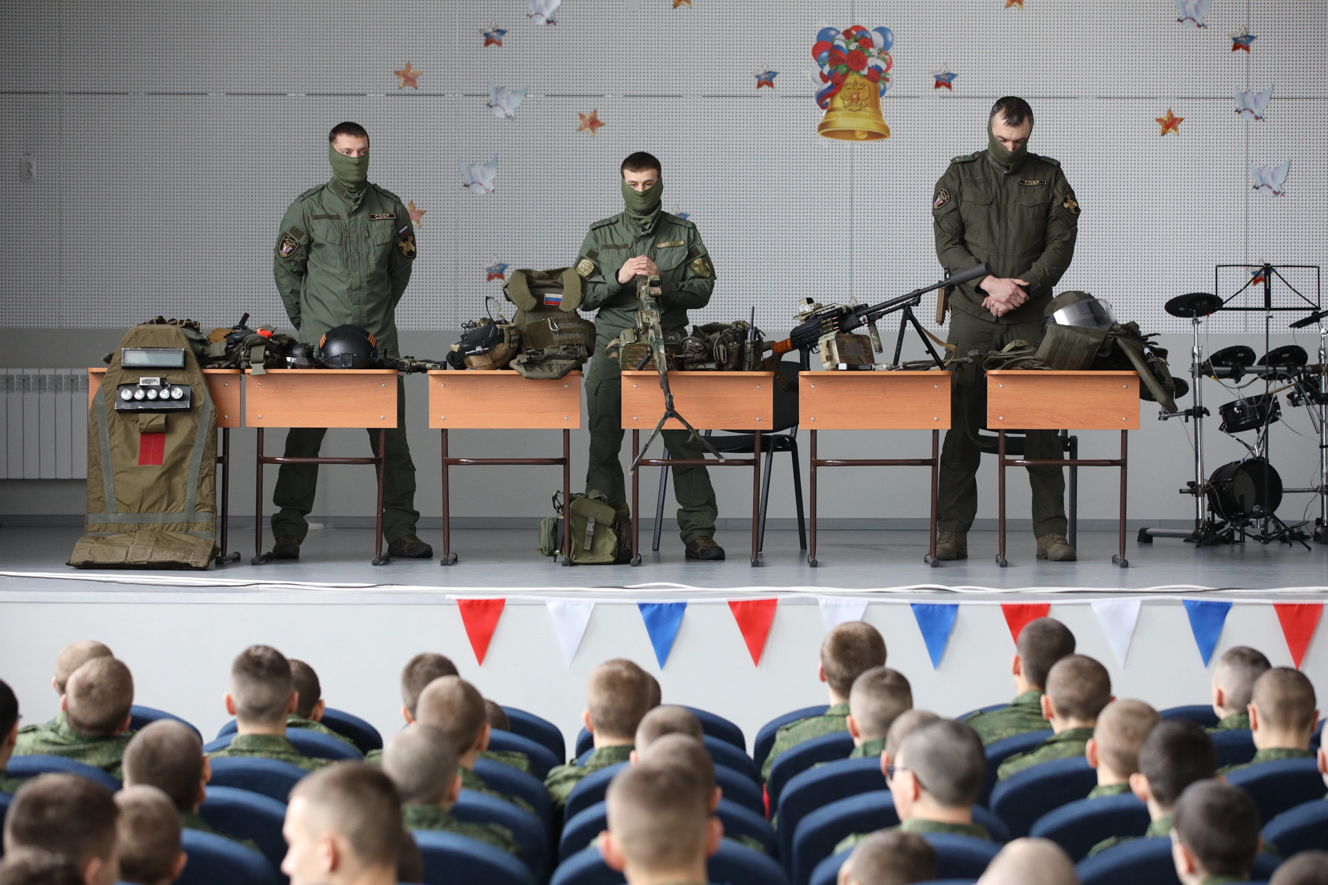 You are currently viewing Офицеры СОБР «Зенит» провели урок Мужества для кадет
